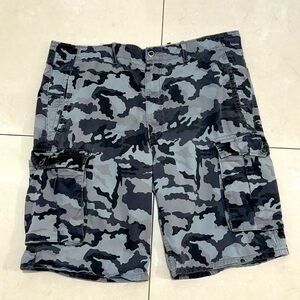 Levi’s Camo cargo print shorts 38 Relaxed Baggy Retro Black Grey AOP Camouflage